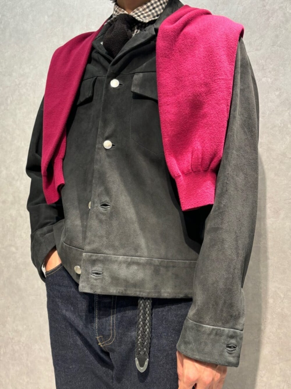 「TOMORROWLAND、トゥモローランド、EDWIN、Gジャン、レザージャケット、スエードジャケット、デニム、別注、チェックシャツ」｜「TOMORROWLAND のゴートスエード Gジャン（ブルゾン、グレー系）」を使った、Isogai_TOMORROWLANDさん（メンズ・180cm）の秋コーディネートの2枚目の写真