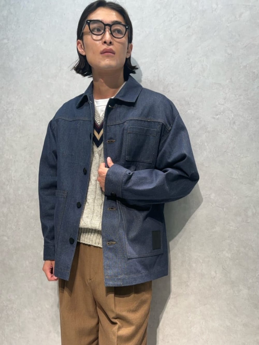 「TOMORROWLAND、トゥモローランド、caban、TOMORROWLAND PILGRIM、別注、クリケットセーター、デニムジャケット、カバーオール、ユニセックス、デニムシャツ」｜「TOMORROWLAND のコットンデニム ウエスタンシャツ（シャツ/ブラウス、ブルー系）」を使った、Isogai_TOMORROWLANDさん（メンズ・180cm）の秋コーディネートの2枚目の写真