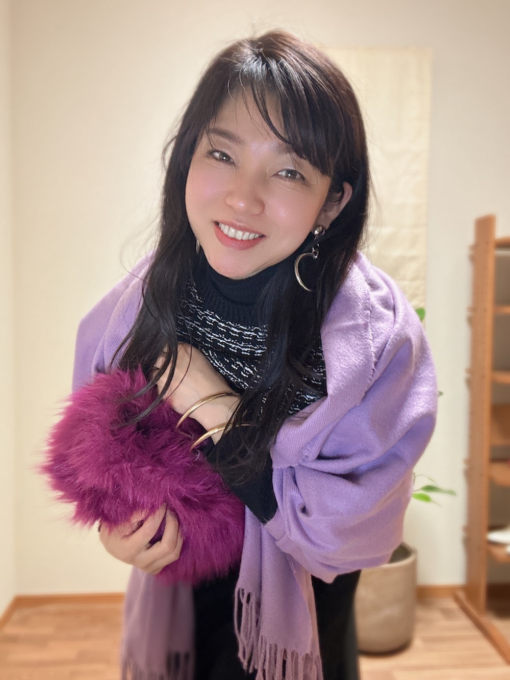 ブラック系のスカート、ブラック系のニット/セーターを着用したレディースの冬コーディネートの4枚目の写真