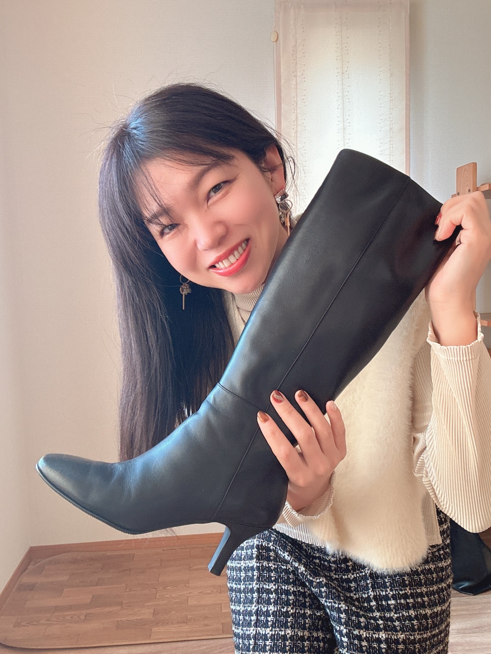 ホワイト系のベスト、ゴールド系のシャツ/ブラウス、その他のその他パンツを着用したレディースの冬コーディネートの4枚目の写真