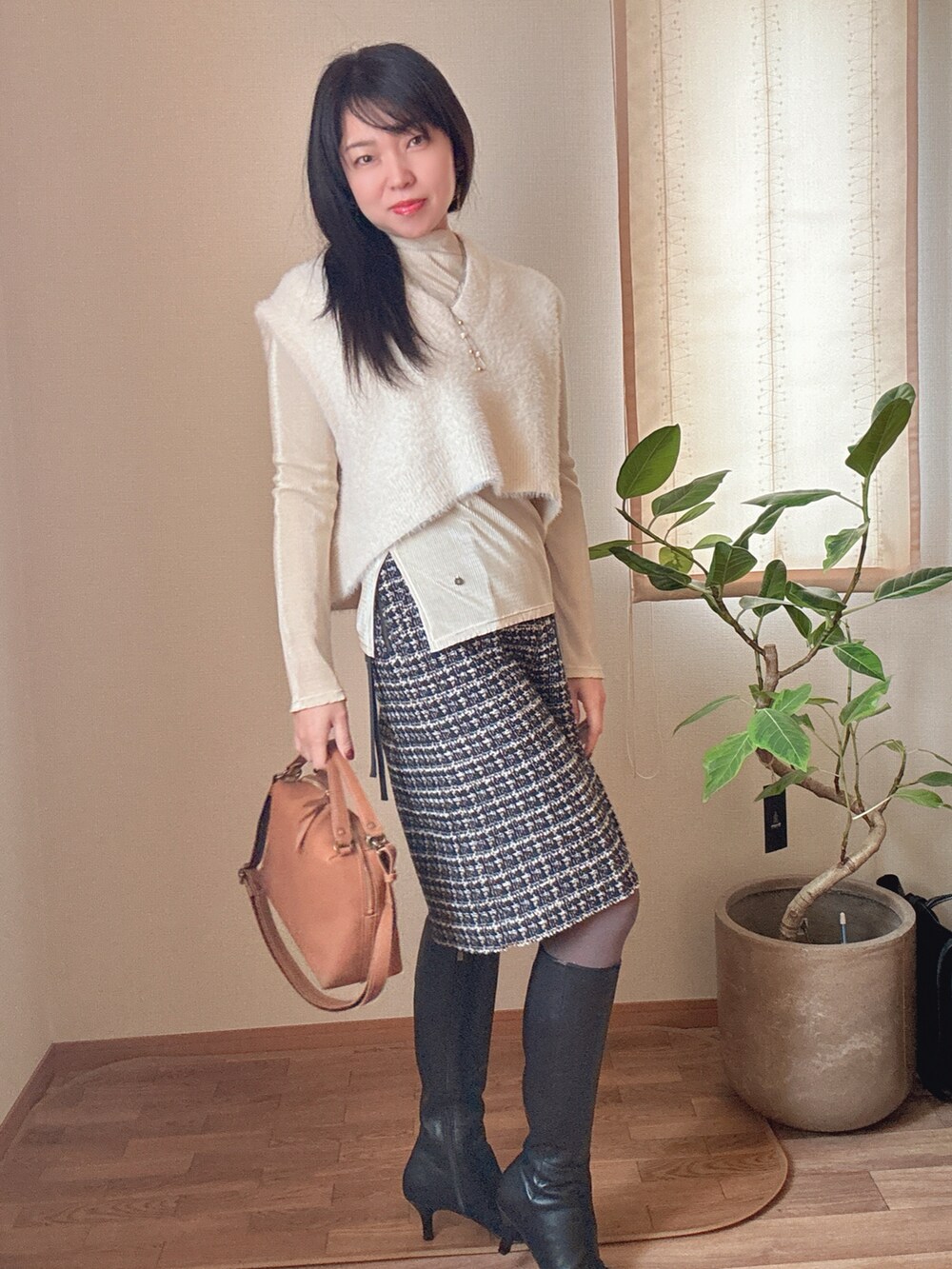 ホワイト系のベスト、ゴールド系のシャツ/ブラウス、その他のその他パンツを着用したレディースの冬コーディネートの3枚目の写真