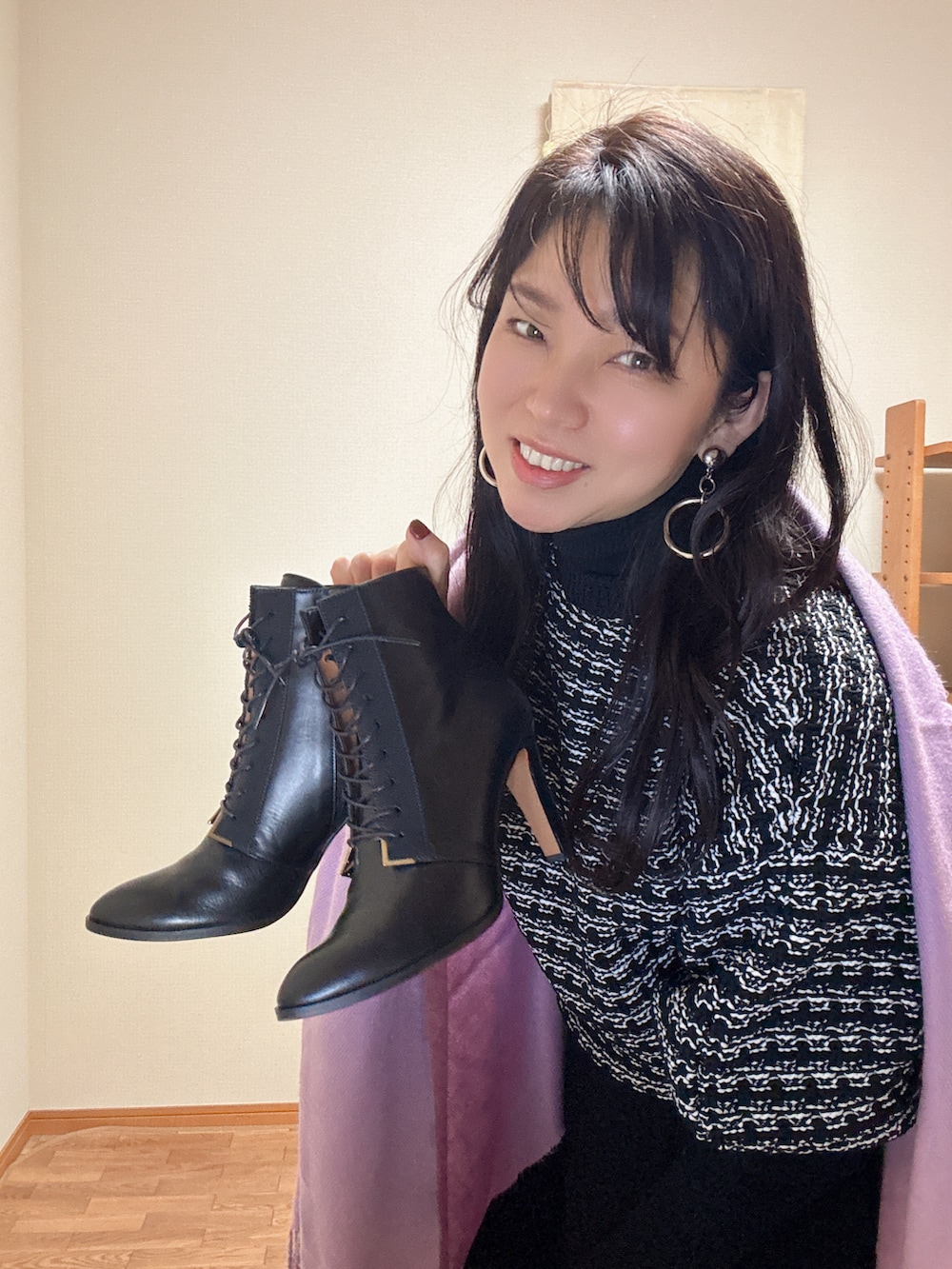 ブラック系のスカート、ブラック系のニット/セーターを着用したレディースの冬コーディネートの5枚目の写真