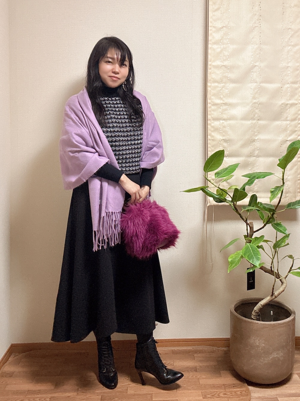 ブラック系のスカート、ブラック系のニット/セーターを着用したレディースの冬コーディネートの3枚目の写真