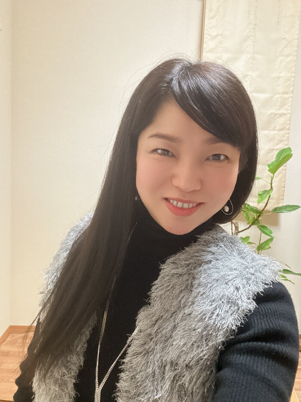 グレー系のベスト、ホワイト系のスカートを着用したレディースの冬コーディネートの5枚目の写真