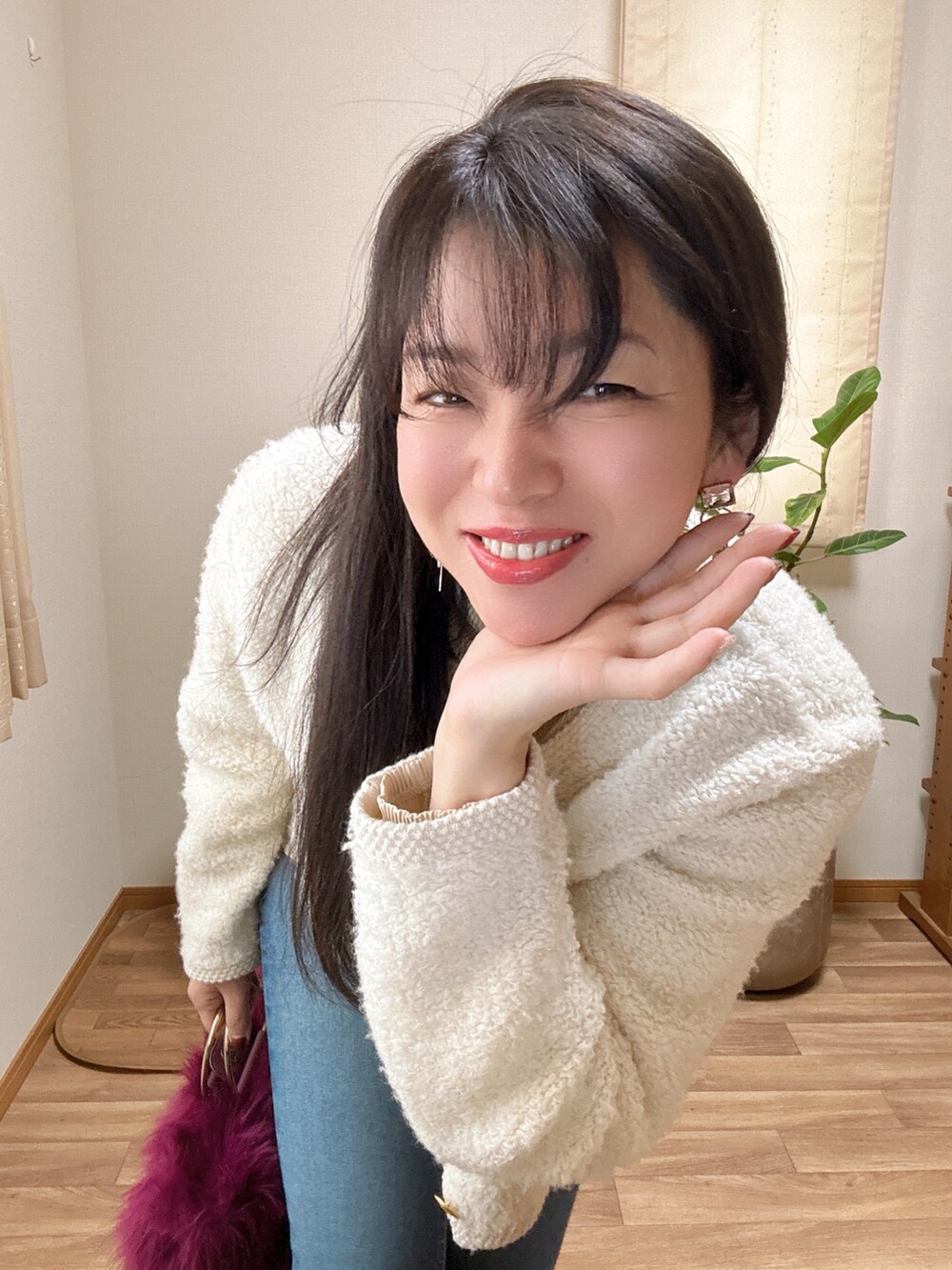 ホワイト系のカーディガン/ボレロ、ゴールド系のTシャツ/カットソーを着用したレディースの冬コーディネートの3枚目の写真