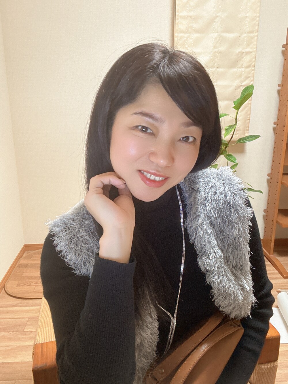 グレー系のベスト、ホワイト系のスカートを着用したレディースの冬コーディネートの4枚目の写真