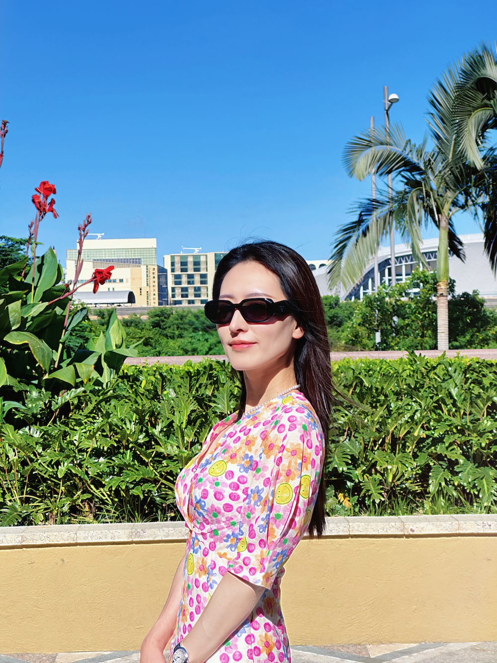 ピンク系のワンピースを着用したレディースの冬コーディネートの2枚目の写真