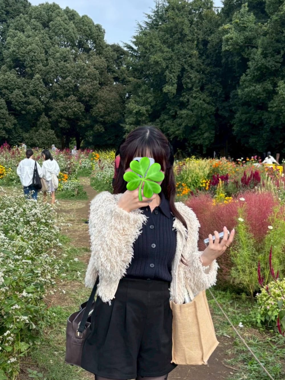 ブルー系のニット/セーター、ブラック系のその他パンツ、ブラック系のシューズ小物/雑貨を着用したレディースの秋コーディネートの2枚目の写真