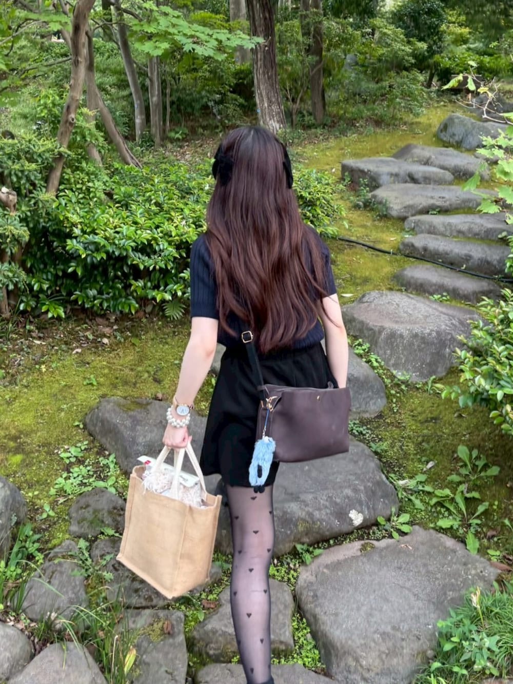 ブルー系のニット/セーター、ブラック系のその他パンツ、ブラック系のシューズ小物/雑貨を着用したレディースの秋コーディネートの4枚目の写真