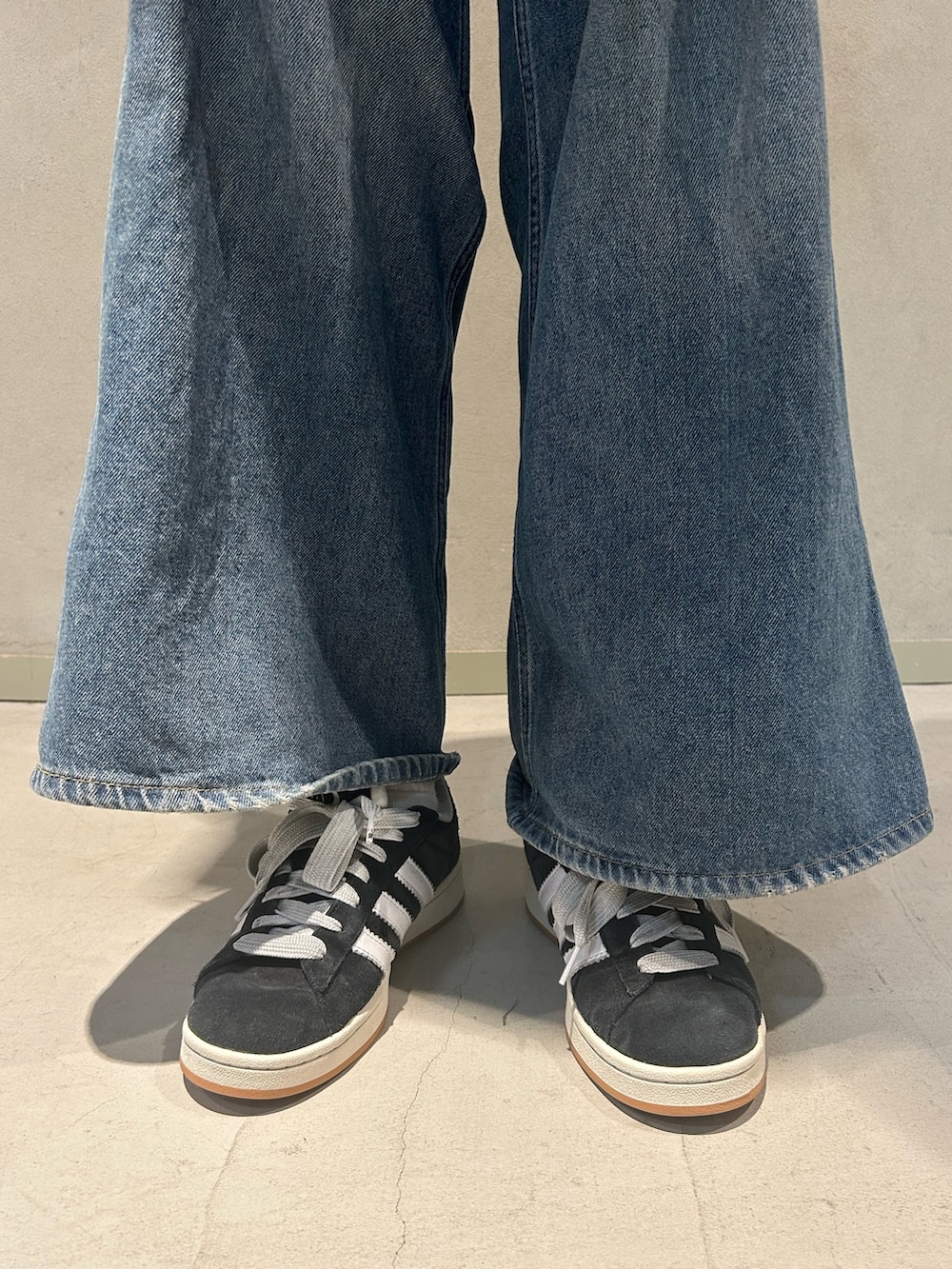 ブルー系のジャージ、ブラック系のスニーカー、ブルー系のニットキャップ/ビーニーを着用したレディースの秋コーディネートの2枚目の写真