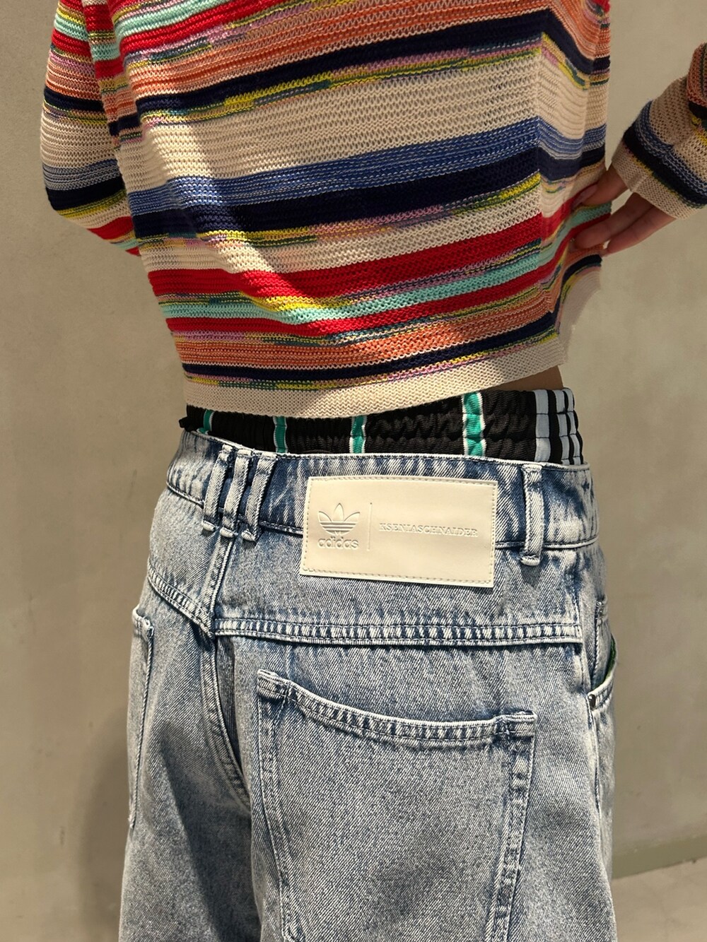 その他のトップス、ホワイト系のTシャツ/カットソー、グレー系のスニーカーを着用したレディースの春コーディネートの4枚目の写真