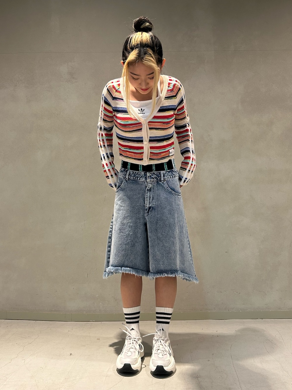 その他のトップス、ホワイト系のTシャツ/カットソー、グレー系のスニーカーを着用したレディースの春コーディネートの2枚目の写真