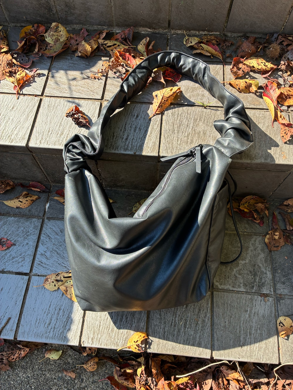 ホワイト系のシャツ/ブラウス、グレー系のブルゾン、ブラウン系のスラックスを着用したメンズの秋コーディネートの4枚目の写真