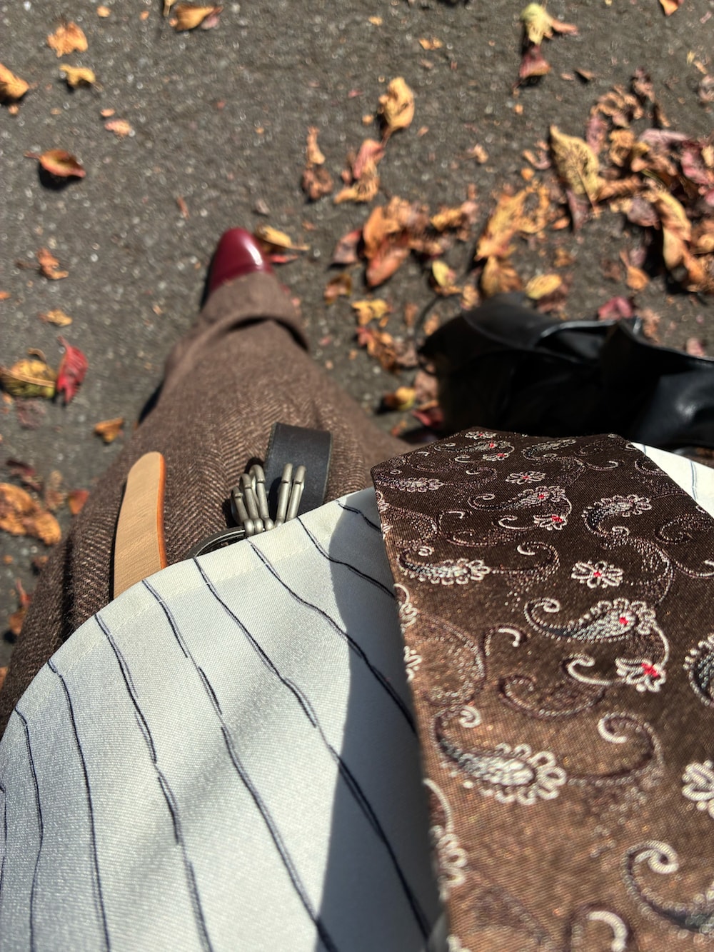 ホワイト系のシャツ/ブラウス、グレー系のブルゾン、ブラウン系のスラックスを着用したメンズの秋コーディネートの2枚目の写真