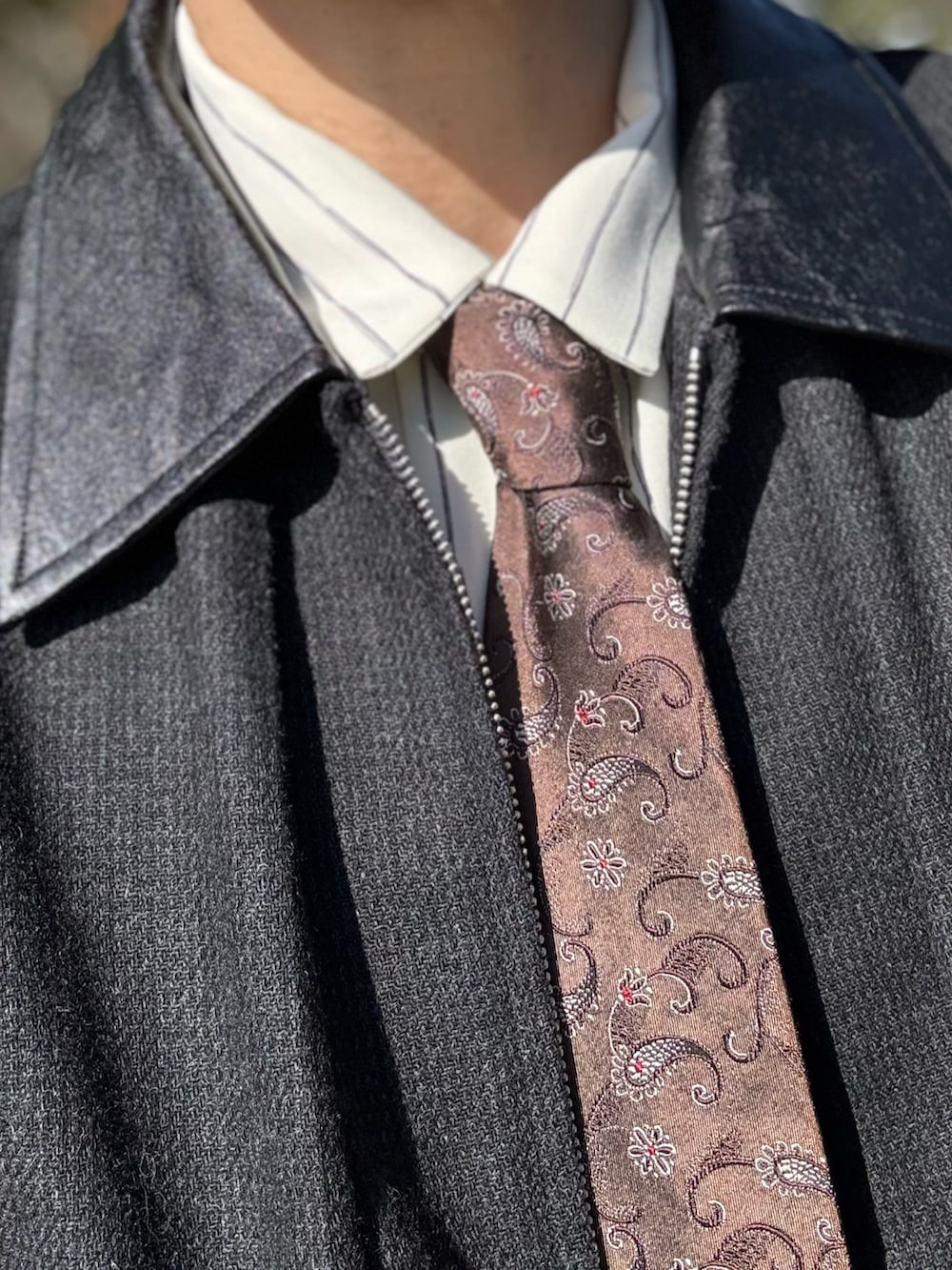 ホワイト系のシャツ/ブラウス、グレー系のブルゾン、ブラウン系のスラックスを着用したメンズの秋コーディネートの3枚目の写真