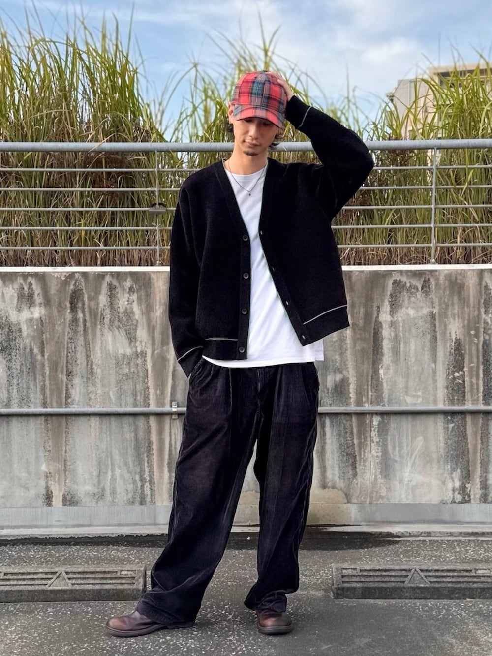 レッド系のキャップを着用したメンズの秋コーディネートの2枚目の写真