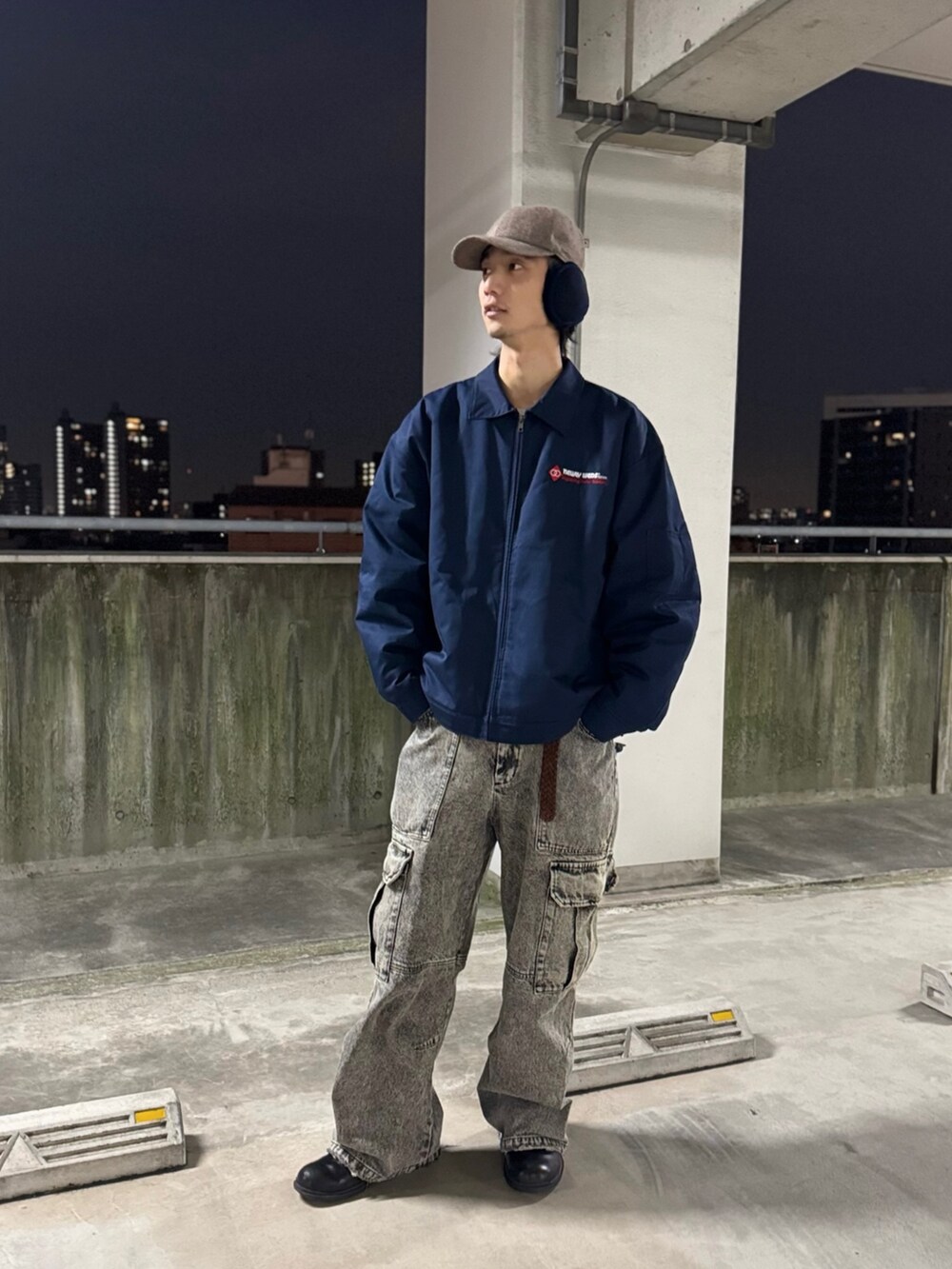 ベージュ系のデニムパンツ、ブラウン系のその他シューズ、ブルー系のイヤーマフを着用したメンズの冬コーディネートの2枚目の写真