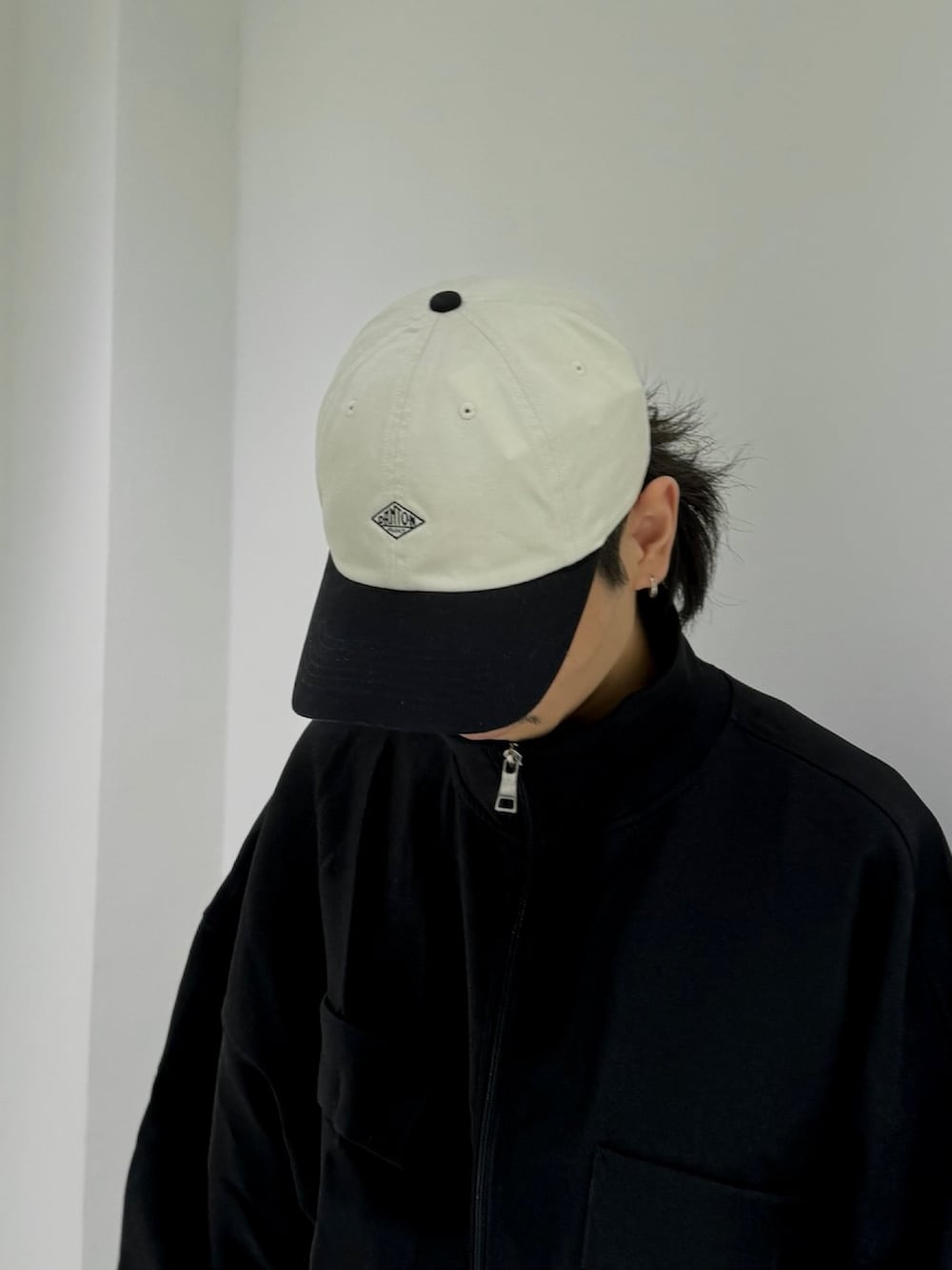 ブラック系のキャップを着用したメンズの秋コーディネートの4枚目の写真