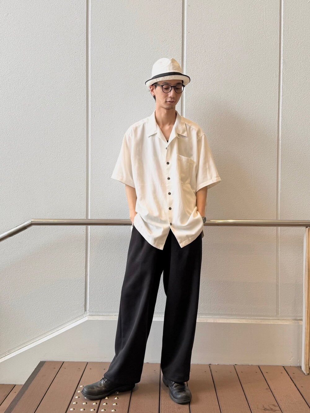 ブラウン系のその他シューズ、ホワイト系のハットを着用したメンズの春コーディネートの2枚目の写真