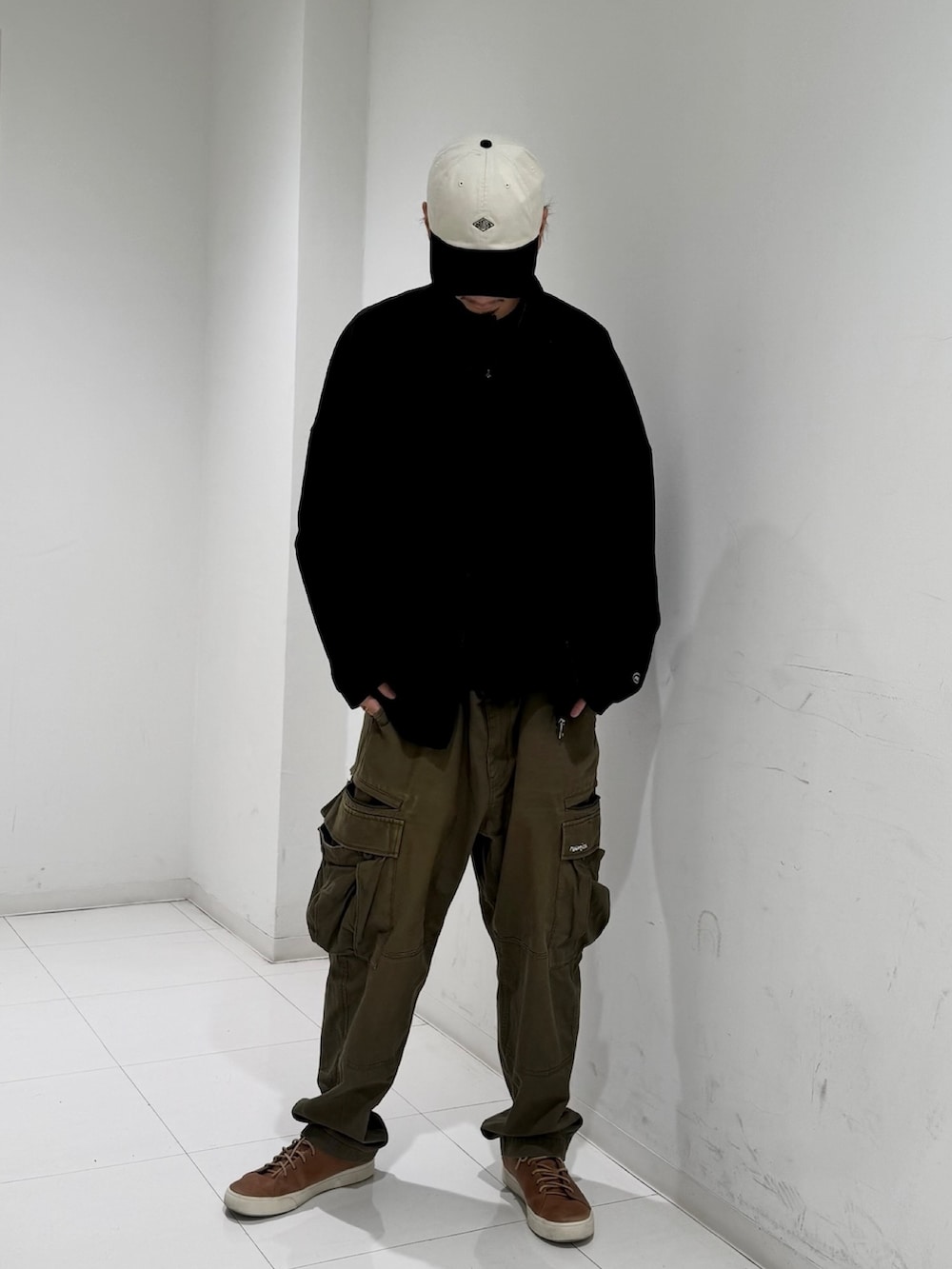 ブラック系のキャップを着用したメンズの秋コーディネートの2枚目の写真