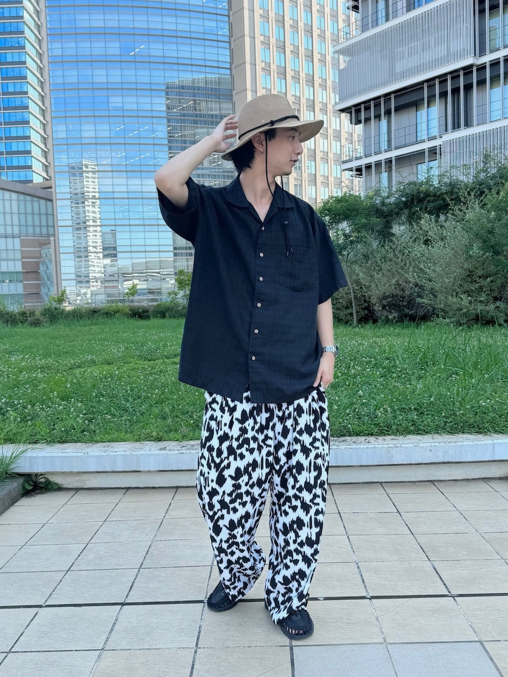 「override 、麦わら帽子、テンガロンハット、柄物、シンプルコーデ、カジュアルコーデ」｜「OVERRIDEのOVERRIDE WASHABLE BD STRAP HAT SGP / オーバーライド（ハット、ベージュ系）」を使った、おたけさん（メンズ・180cm）の夏コーディネートの2枚目の写真