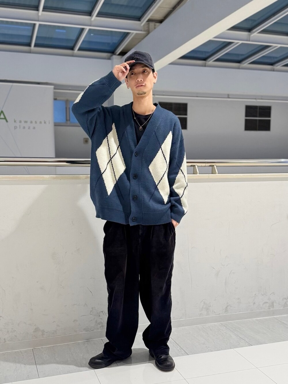 「override 、converse、キャップ、カジュアルコーデ、シンプルコーデ、春コーデ」｜「HawkinsのHAWKINS ホーキンス TR EPSOM PLAIN 防水 防滑 HL81020 DK.BROWN（その他シューズ、ブラウン系）」を使った、おたけさん（メンズ・180cm）の春コーディネートの2枚目の写真