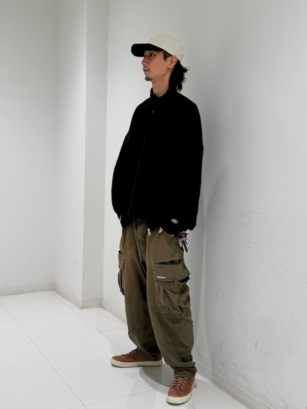 ブラック系のキャップを着用したメンズの秋コーディネートの3枚目の写真