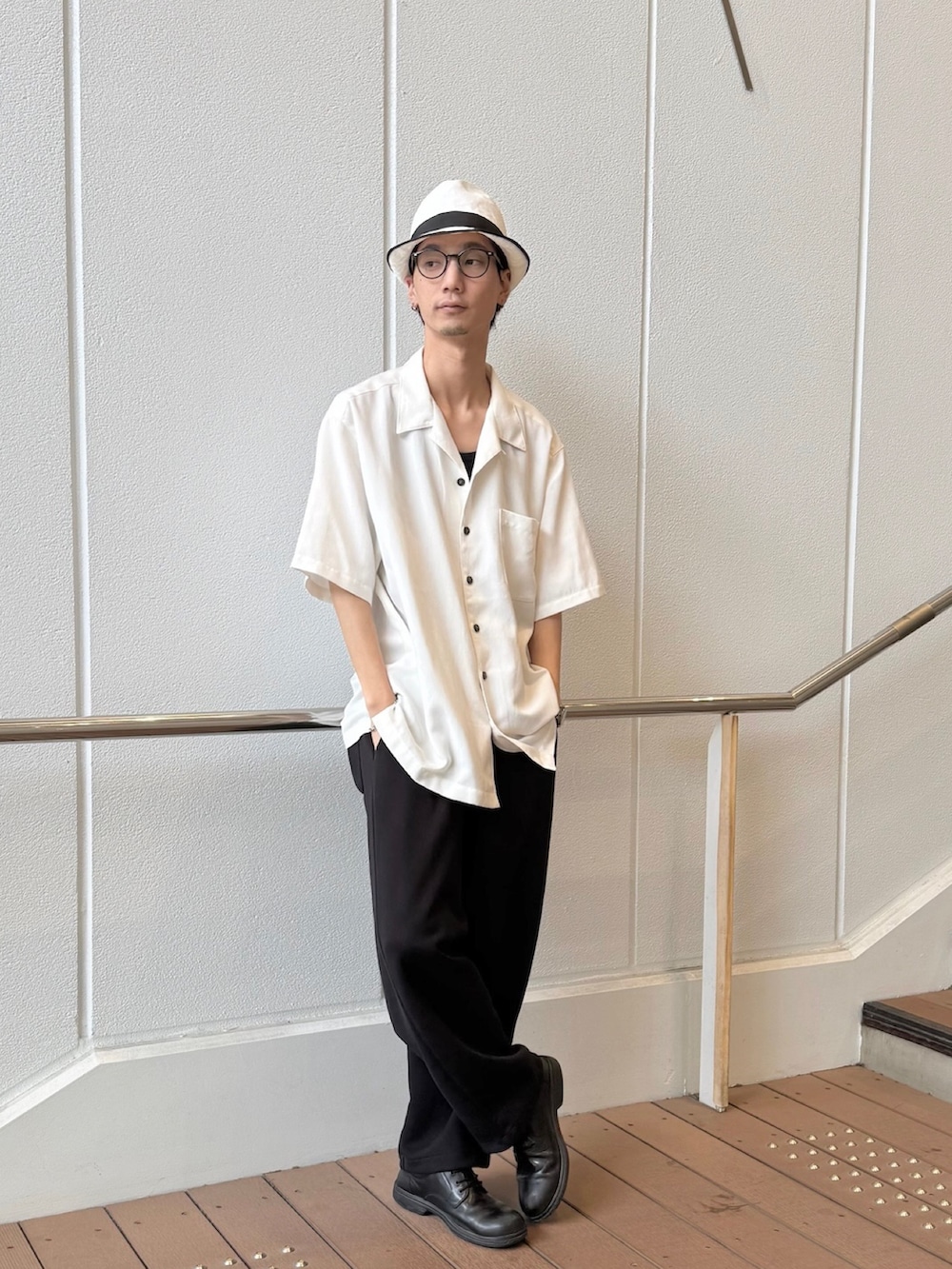 ブラウン系のその他シューズ、ホワイト系のハットを着用したメンズの春コーディネートの3枚目の写真