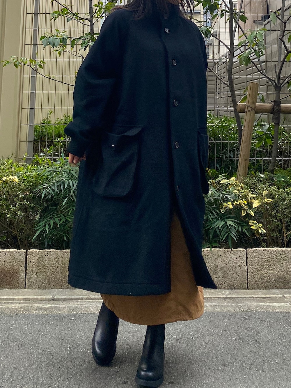 ベージュ系のスカートを着用したレディースの春コーディネートの2枚目の写真