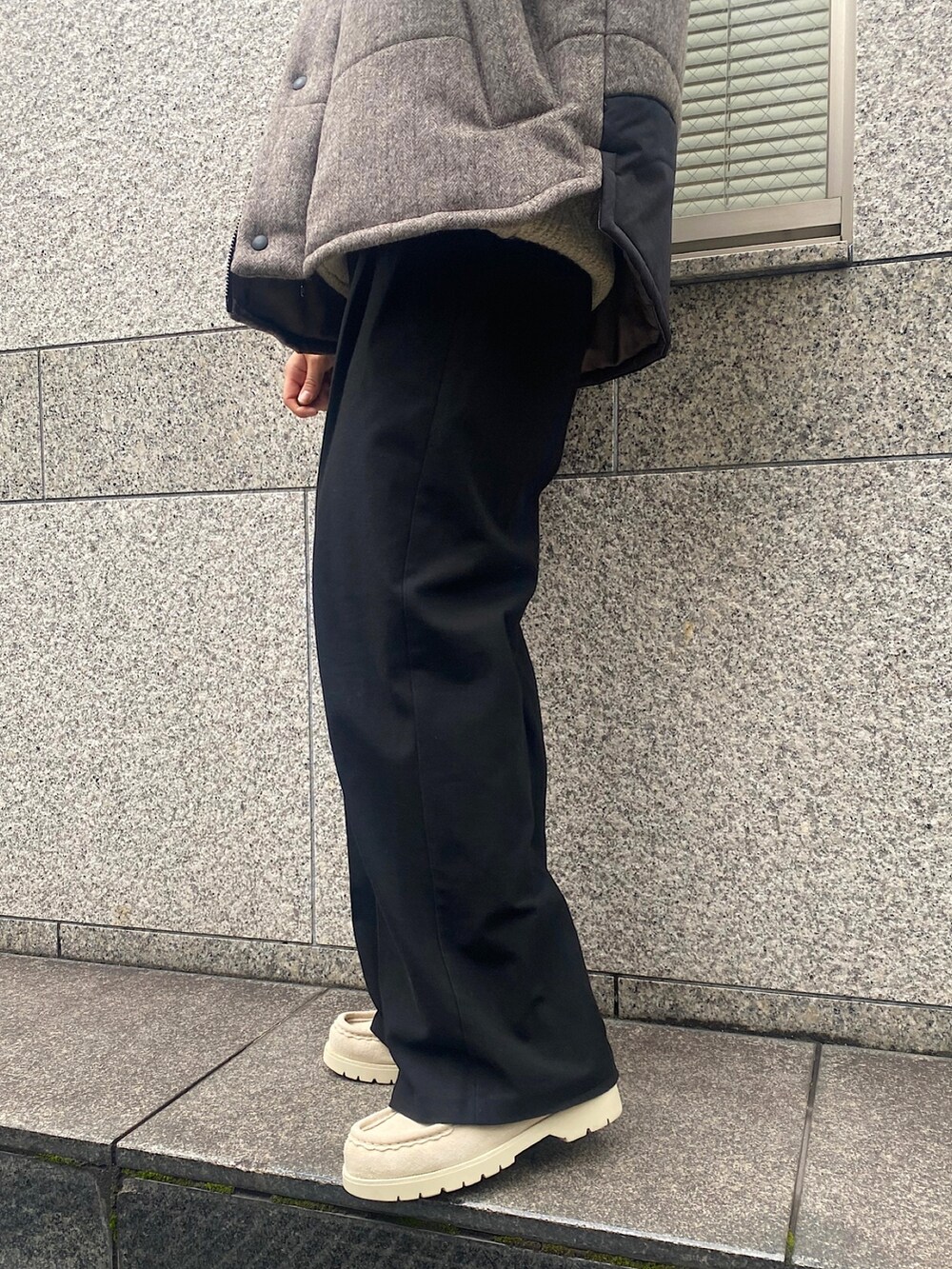 ホワイト系のモカシン/デッキシューズを着用したレディースの春コーディネートの2枚目の写真