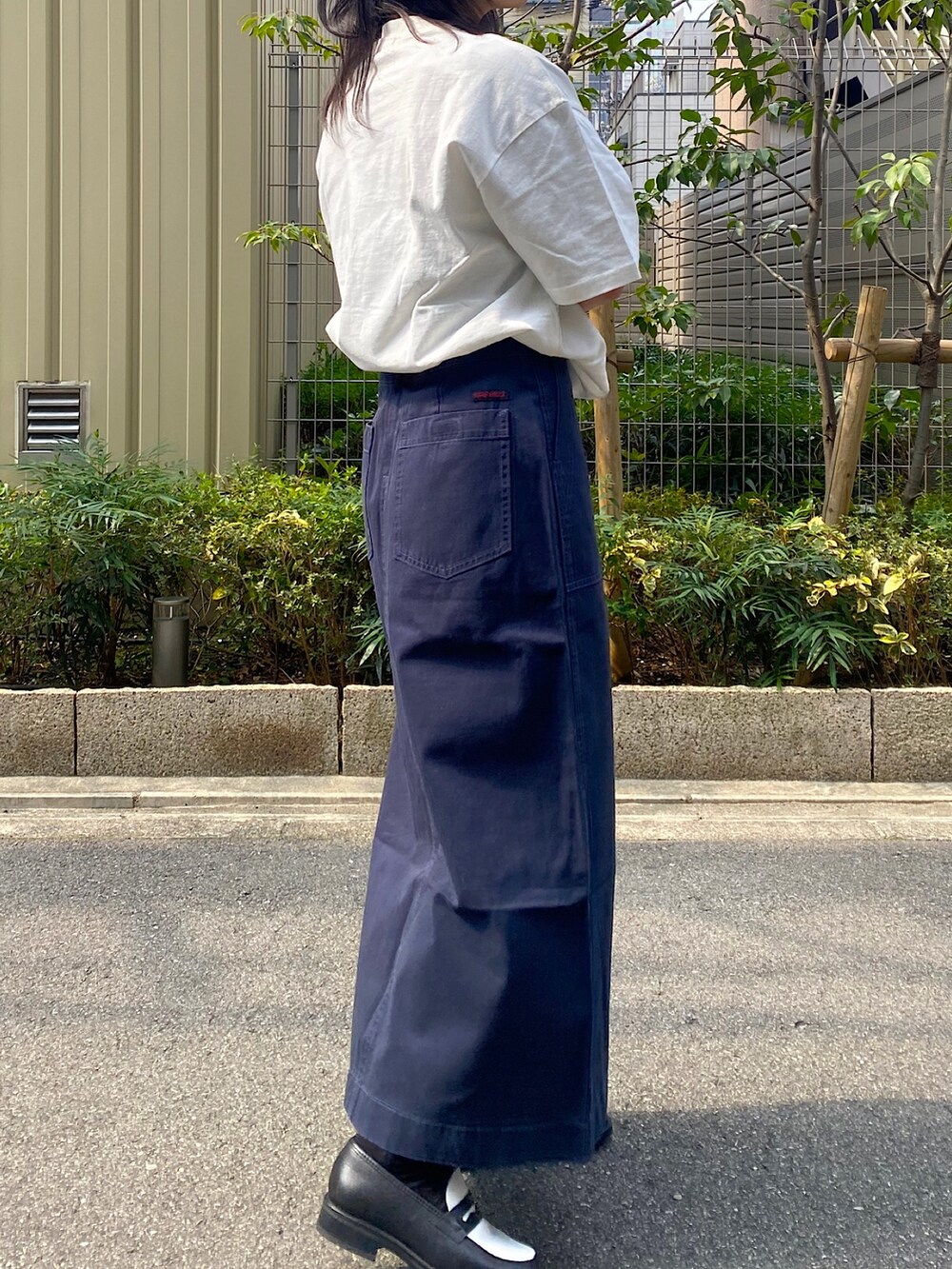 ホワイト系のTシャツ/カットソー、ブルー系のスカートを着用したレディースの春コーディネートの2枚目の写真