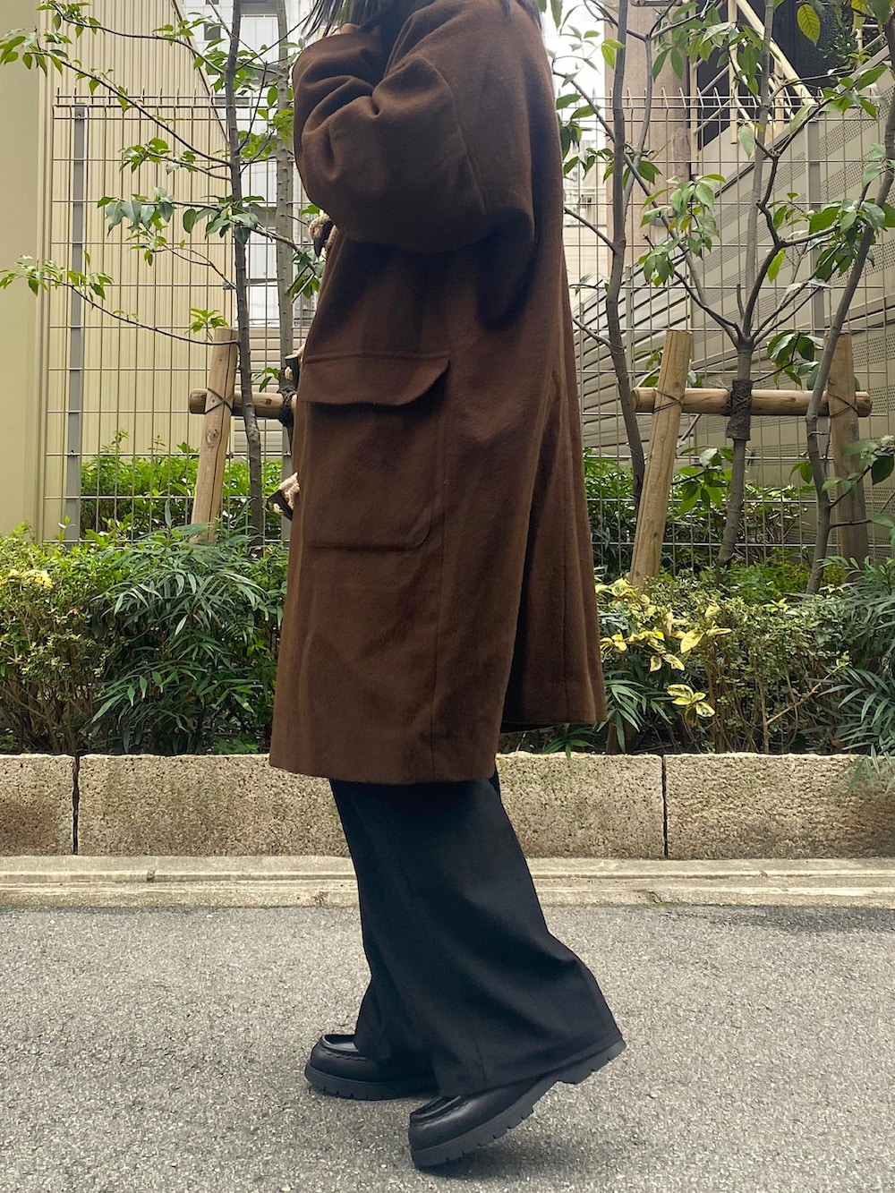 ブラック系のモカシン/デッキシューズを着用したレディースの春コーディネートの2枚目の写真