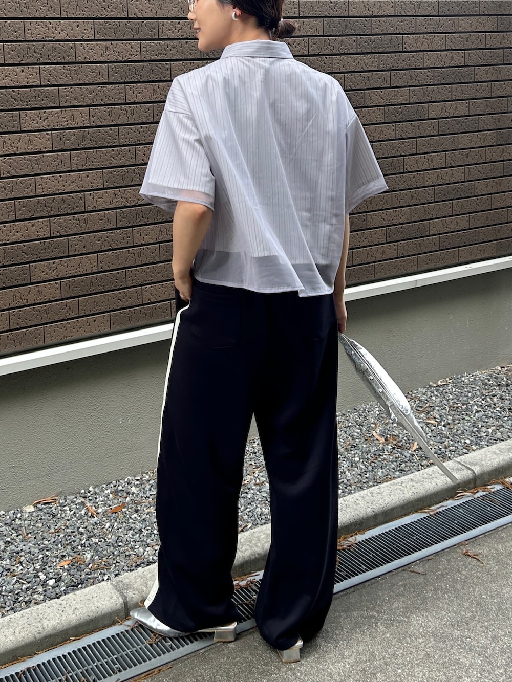 「PR、きれいめカジュアル、休日スタイル、ラインパンツ、スポーツミックス、シアートップス、お出かけコーデ、シャツスタイル、プチプラ、モノトーン、ストライプ、シンプルコーデ、リボン、メガネ女子、ストライプシャツ」｜「tiptopのレイヤードドロストストライプシャツ（シャツ/ブラウス、グレー系）」を使った、𝚔𝚘𝚌𝚘𝚊さん（骨格ナチュラル・レディース・160cm）の春コーディネートの4枚目の写真