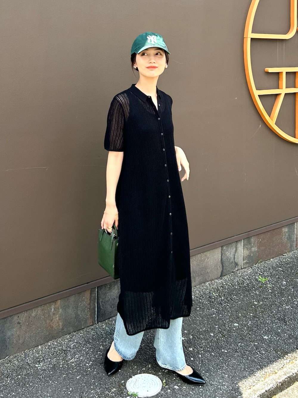 「モノトーン、雨の日コーデ、キャップ、プチプラ、ワンピース、オトナカジュアル、ブラックコーデ、夏コーデ、ニットワンピース、レイヤードスタイル、デニム、グリーン、きれいめカジュアル、デートコーデ、初夏コーデ」｜「FREAK'S STOREのNEW ERA/ニューエラ 9TWENTY　NY/クロスストラップ ウォッシュドコットン ニューヨーク・ヤンキース（キャップ、グリーン系）」を使った、𝚔𝚘𝚌𝚘𝚊さん（レディース・160cm）の夏コーディネートの3枚目の写真