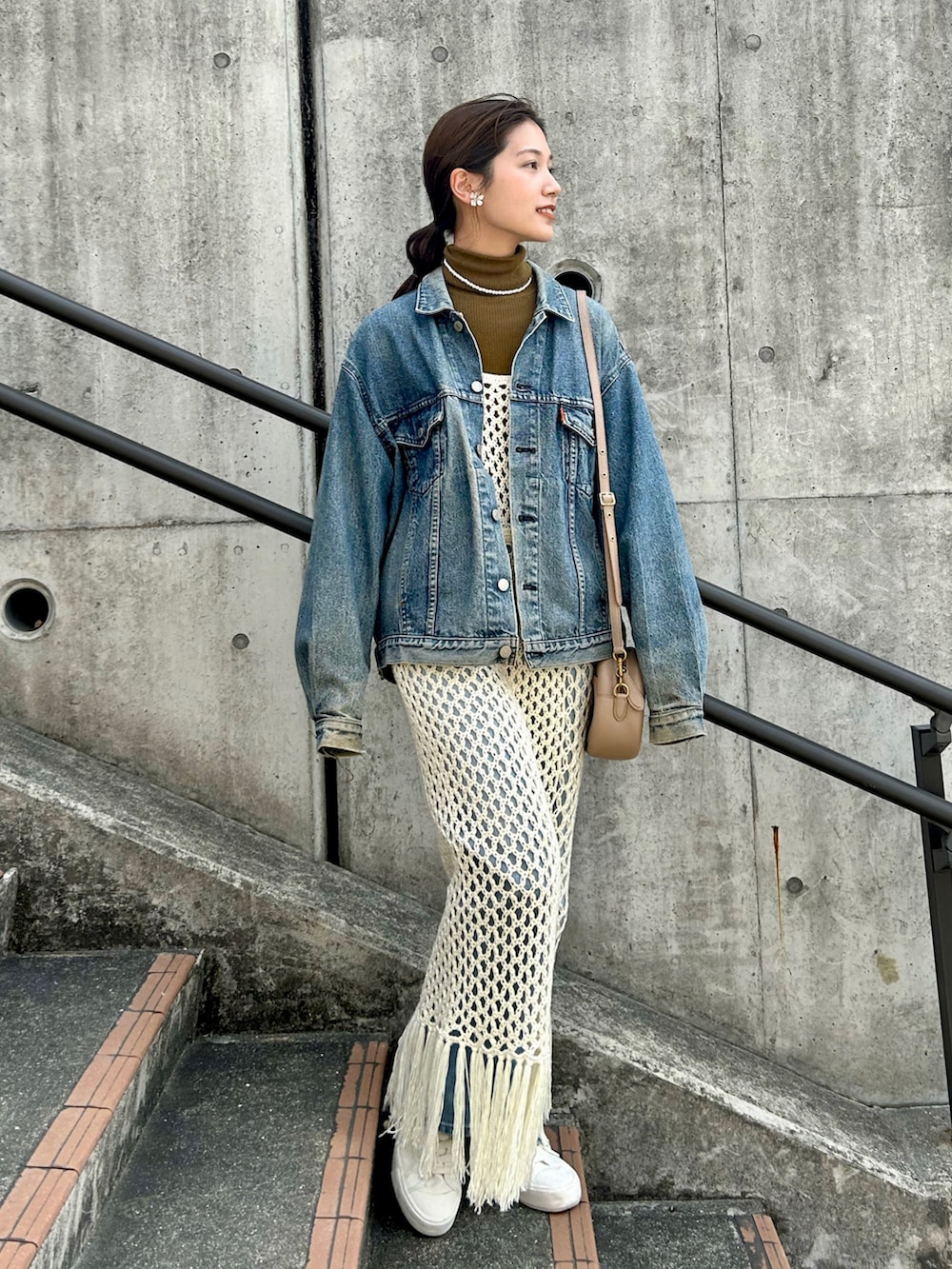 「春服デビュー宣言、きれいめカジュアル、デニムジャケット、スニーカー、UNIQLO、春服みてみて、ショルダーバッグ、キャミワンピ、ビッグシルエット、PR、プチプラ、レイヤードスタイル、ハイカットスニーカー、白スニーカー、Levi's」｜「VINTAGEのアイテム（デニムジャケット、ブルー系）」を使った、𝚔𝚘𝚌𝚘𝚊さん（レディース・160cm）の春コーディネートの4枚目の写真