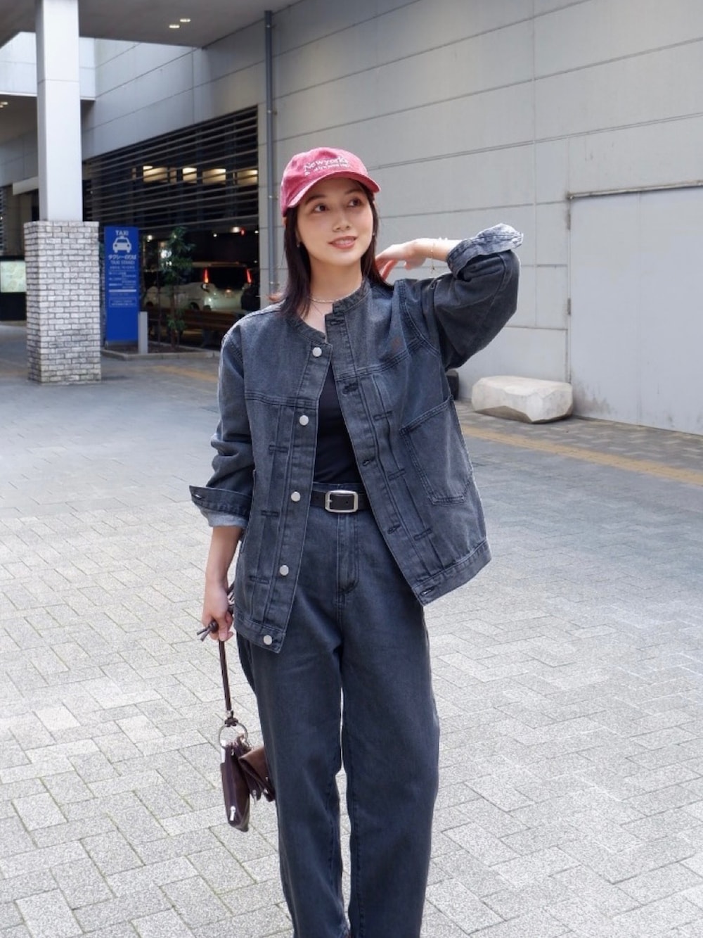 ブラック系のパンプス、ブラック系のデニムジャケット、ブラック系のデニムパンツを着用したレディースの秋コーディネートの4枚目の写真