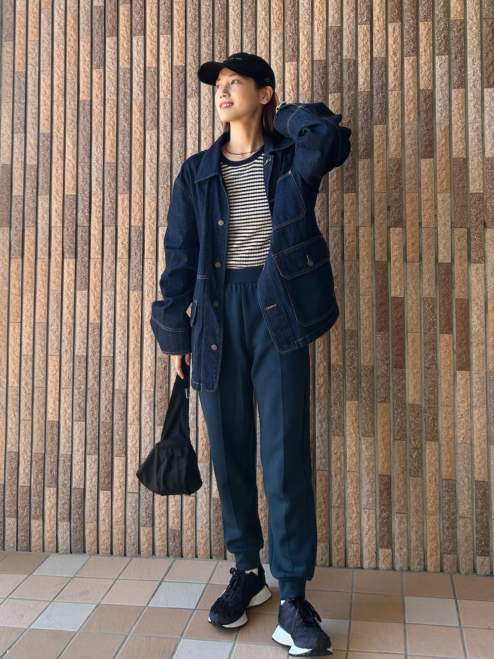 ブルー系のニット/セーター、ブルー系のデニムジャケット、ブルー系のパンツを着用したレディースの春コーディネートの2枚目の写真