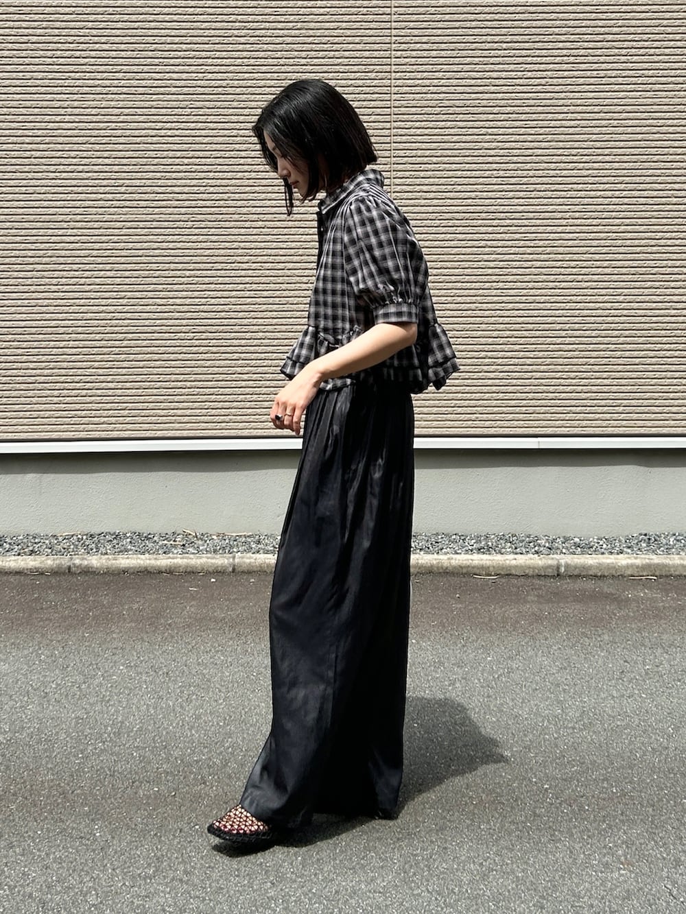 ブラック系のサンダル、ブラック系のシャツ/ブラウス、ブラック系のパンツを着用したレディースの夏コーディネートの3枚目の写真