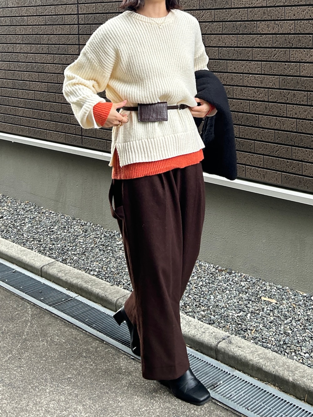 ホワイト系のニット/セーター、ブラック系のブーツ、ブラウン系のその他パンツを着用したレディースの冬コーディネートの4枚目の写真