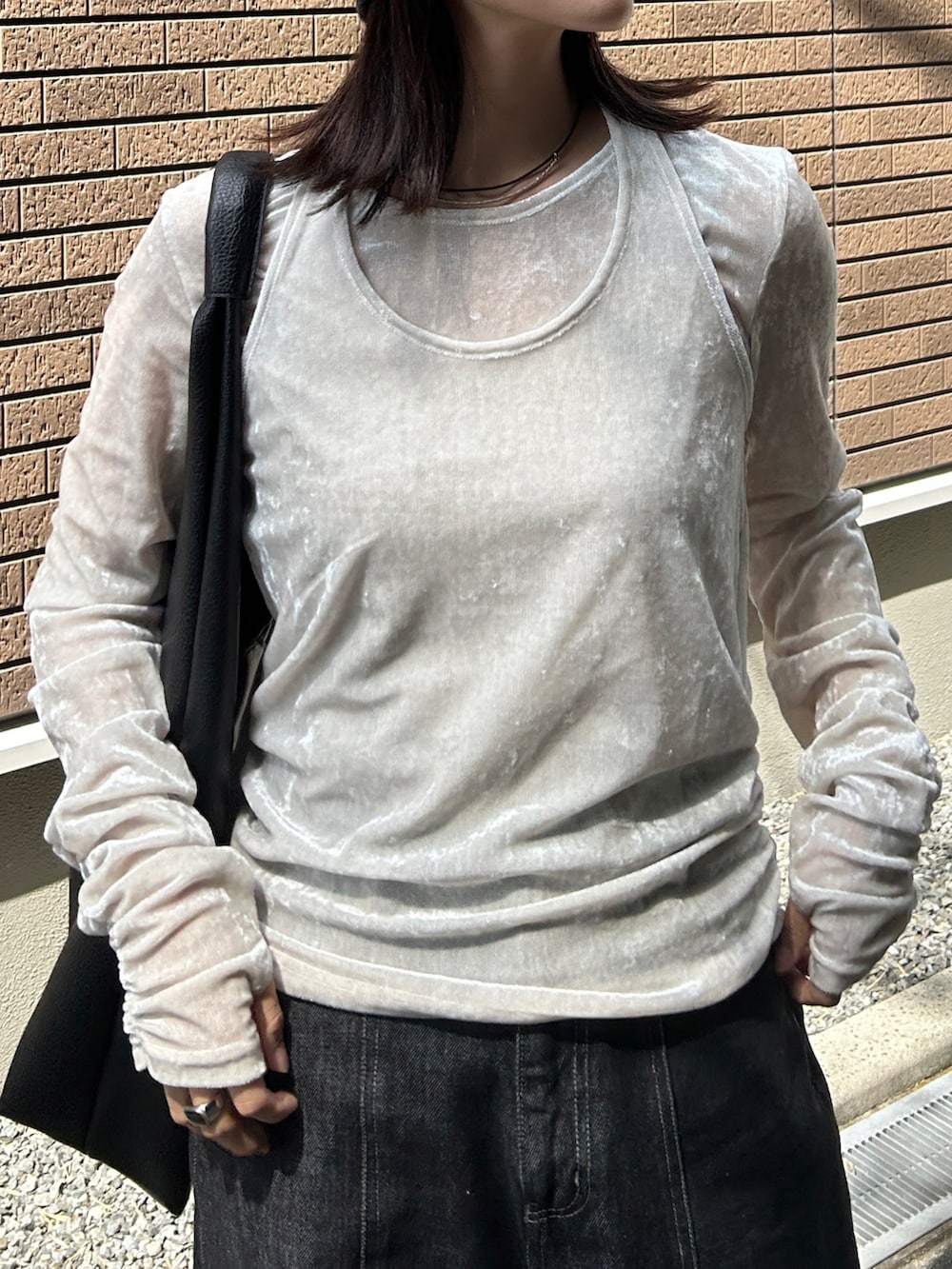 ブラック系のローファー、ホワイト系のTシャツ/カットソー、ブラック系のデニムパンツを着用したレディースの春コーディネートの2枚目の写真