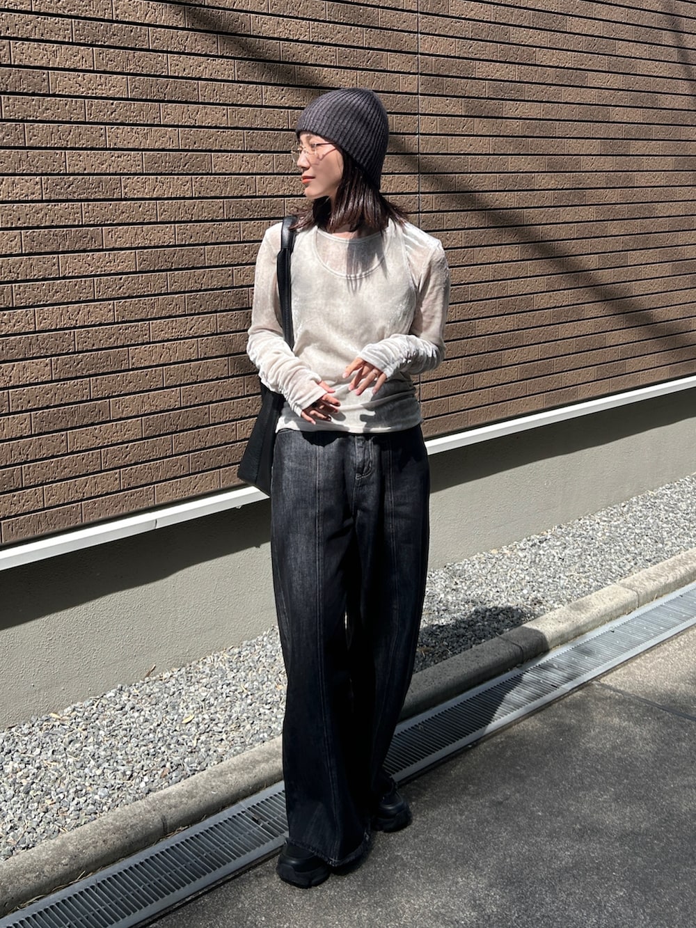 ブラック系のローファー、ホワイト系のTシャツ/カットソー、ブラック系のデニムパンツを着用したレディースの春コーディネートの4枚目の写真