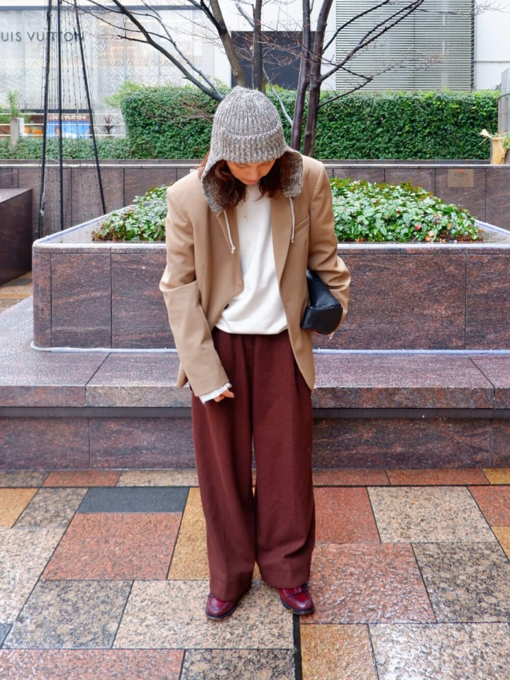 グリーン系のテーラードジャケット、ブラウン系のその他パンツ、レッド系のローファーを着用したレディースの冬コーディネートの3枚目の写真