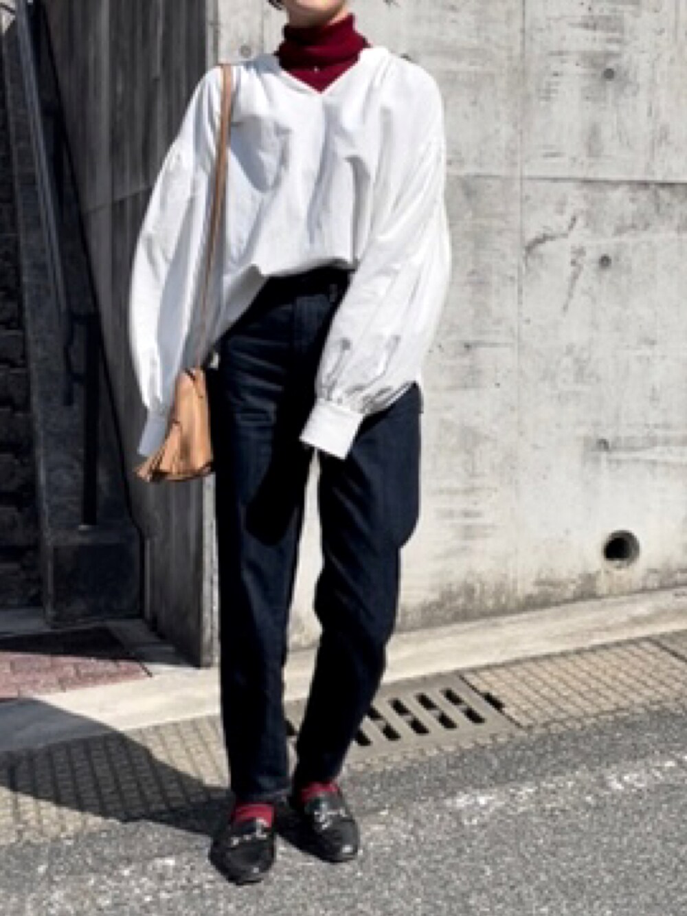 ホワイト系のシャツ/ブラウス、ブルー系のデニムパンツ、ブラック系のローファーを着用したレディースの冬コーディネートの2枚目の写真