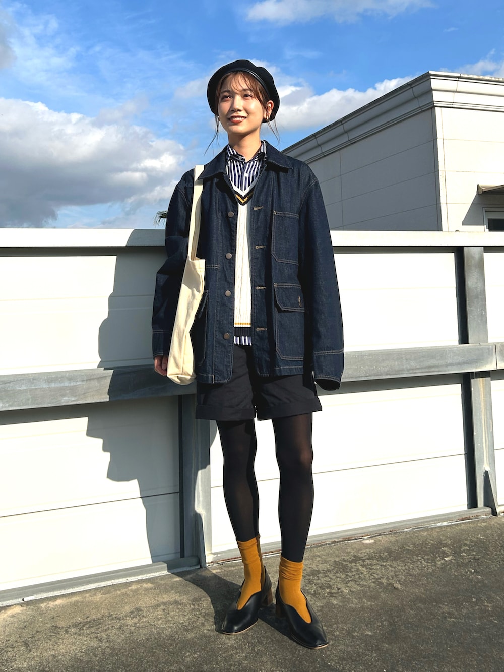 「秋冬コーデ、ベスト、UNIQLO、Polo Ralph Lauren、プチプラ、ニット、レイヤードスタイル、ビッグシルエット、トートバッグ、デニム、ベレー帽、ストライプシャツ、LOWRYS FARM、Libra Cue、チノパン」｜「LOWRYS FARMのアイテム（ハンチング/ベレー帽、ブラック系）」を使った、𝚔𝚘𝚌𝚘𝚊さん（レディース・160cm）の秋コーディネートの2枚目の写真