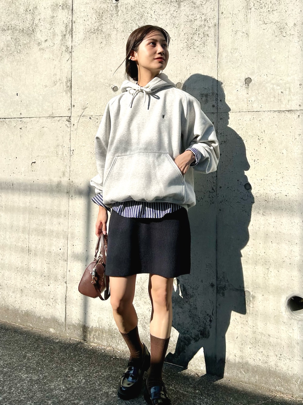 「ファッションを楽しもう、今日のコスメと服、スカート、ミニスカート、スウェット、パーカー、シャツスタイル、ストライプシャツ、レイヤードスタイル、秋コーデ、冬コーデ、ショルダーバッグ、ローファー、ブラウン、きれいめカジュアル」｜「GYMPHLEXのGymphlex | 長袖スウェットパーカー MEN（パーカー、グレー系）」を使った、𝚔𝚘𝚌𝚘𝚊さん（レディース・160cm）の秋コーディネートの4枚目の写真