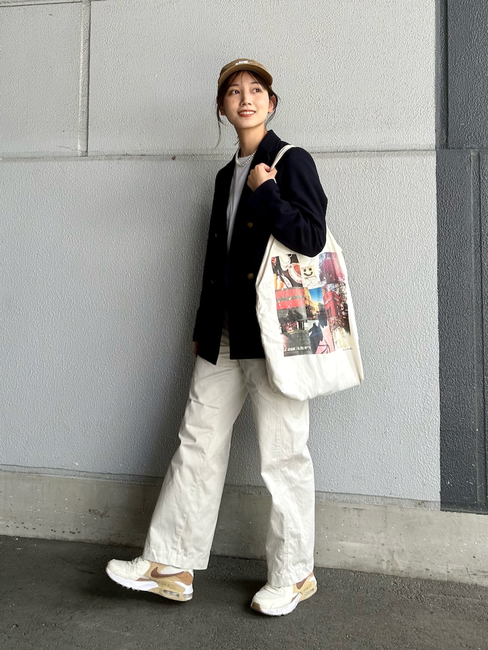 ホワイト系のTシャツ/カットソー、ブルー系のジャケット/アウター、ホワイト系のトートバッグを着用したレディースの春コーディネートの2枚目の写真
