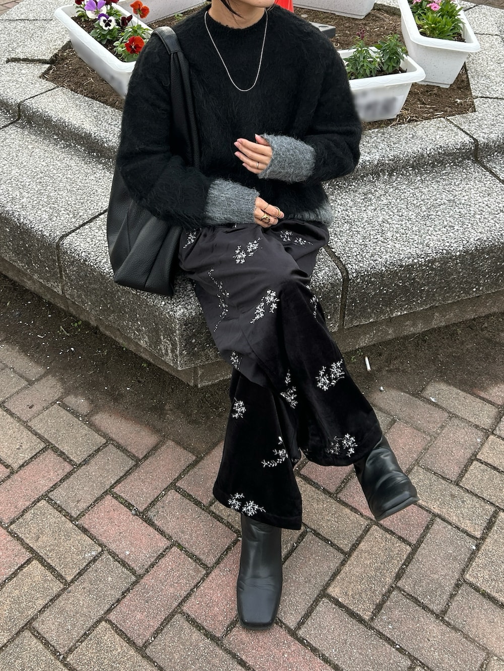 ブラック系のその他パンツ、ブラック系のブーツ、ブラック系のニット/セーターを着用したレディースの秋コーディネートの3枚目の写真