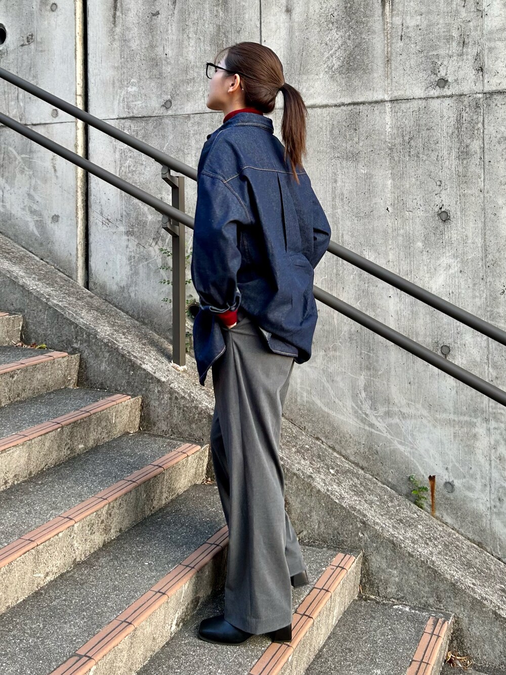 「ファッションを楽しもう、今日のコスメと服、秋コーデ、スラックス、プチプラ、ブーツ、メガネ女子、デニム、シャツスタイル、ニット、タートルネック、赤、ワイドパンツ、ショルダーバッグ、きれいめカジュアル」|「UNIQLOのアイテム(ニット/セーター、レッド系)」を使った、𝚔𝚘𝚌𝚘𝚊さん(レディース・160cm)の秋コーディネートの4枚目の写真