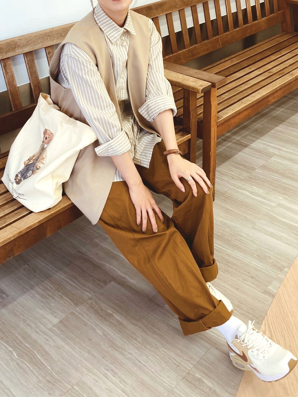 ベージュ系のトートバッグ、ベージュ系のセットアップ、ベージュ系のシャツ/ブラウスを着用したレディースの秋コーディネートの2枚目の写真