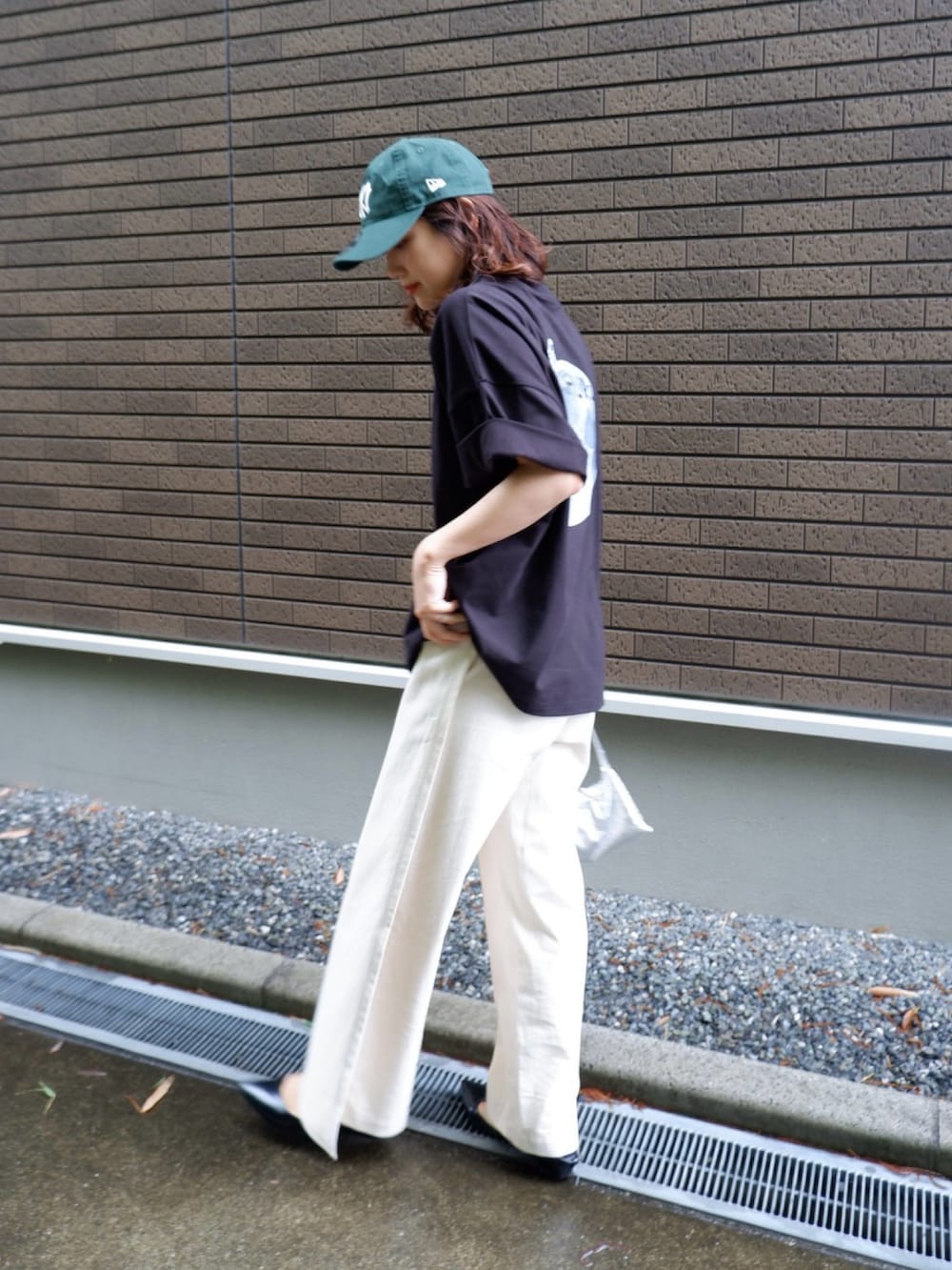 ブラック系のTシャツ/カットソー、ホワイト系のその他パンツ、ブラック系のパンプスを着用したレディースの春コーディネートの4枚目の写真